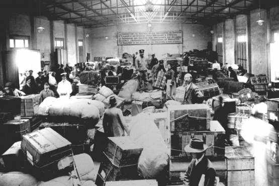 Aduana del puerto de Buenos Aires. Inmigrantes en revisión aduanera de equipajes