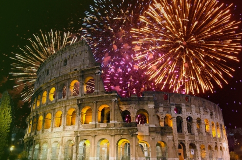 Festejos de fin de año con fuegos artificiales en el Coliseo de Roma