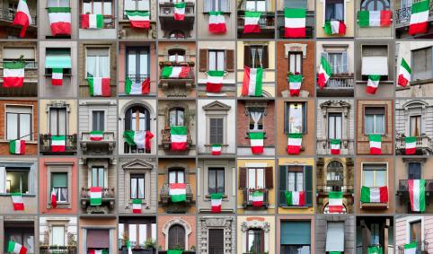 25 de Abril. Banderas exhibidas en los balcones